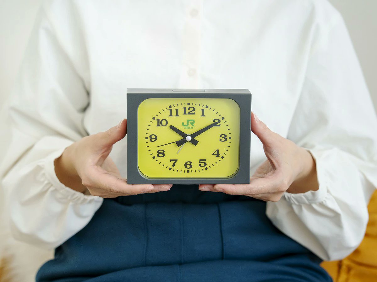 furoku_net's tweet image. 朝が弱い全人類へ告ぐ。 
最強の目覚まし、現る。

あの改札やホームで見る“例の時計”が、まさかの付録で登場🚉 

しかも、創業75年「永楽電気」製・本物の発車ベル音を搭載で、 【高音・低音】切り替えスイッチ付き🔈

朝、枕元でこれが鳴り響く恐怖………