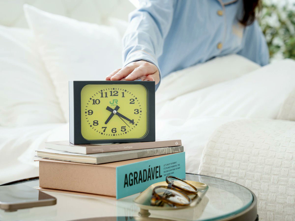 furoku_net's tweet image. 朝が弱い全人類へ告ぐ。 
最強の目覚まし、現る。

あの改札やホームで見る“例の時計”が、まさかの付録で登場🚉 

しかも、創業75年「永楽電気」製・本物の発車ベル音を搭載で、 【高音・低音】切り替えスイッチ付き🔈

朝、枕元でこれが鳴り響く恐怖………