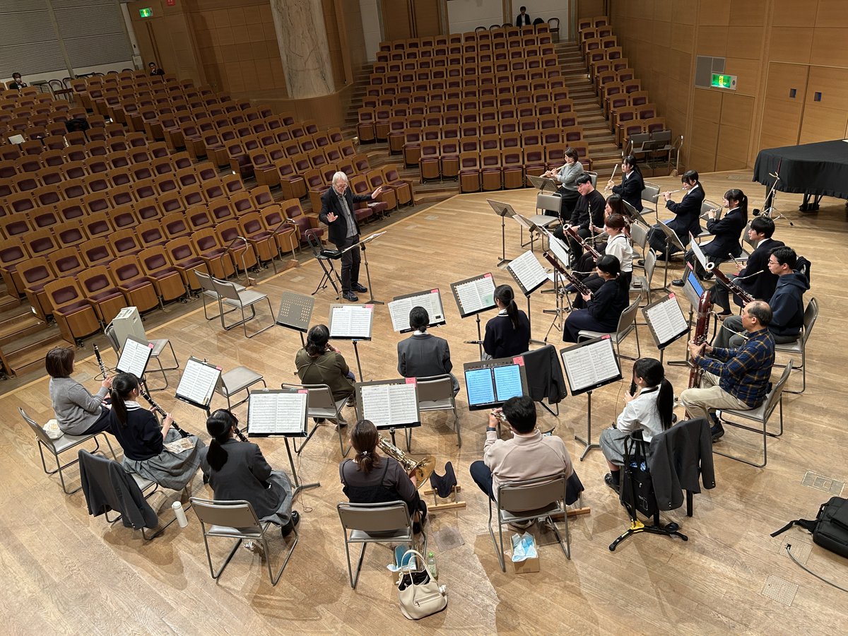 ConcertHall_ATM's tweet image. 1/12の「MCOセミナー・ウインズ2026」に向けた事前レッスンが始まりました🎼
11/23は、今回出演する3団体と猶井正幸さん（ホルン）、鹿野智子さん（ファゴット）が集まっての合同合奏練習。笑いも出る楽しい雰囲気のなか、20人の管楽合奏のサウンドチェックが進みました🎵
arttowermito.or.jp/hall/lineup/ar…