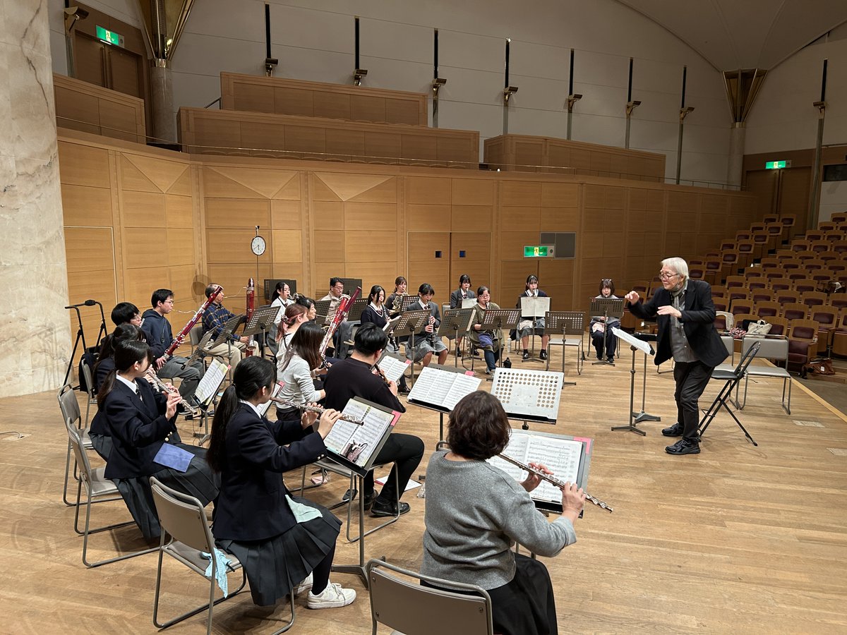 ConcertHall_ATM's tweet image. 1/12の「MCOセミナー・ウインズ2026」に向けた事前レッスンが始まりました🎼
11/23は、今回出演する3団体と猶井正幸さん（ホルン）、鹿野智子さん（ファゴット）が集まっての合同合奏練習。笑いも出る楽しい雰囲気のなか、20人の管楽合奏のサウンドチェックが進みました🎵
arttowermito.or.jp/hall/lineup/ar…