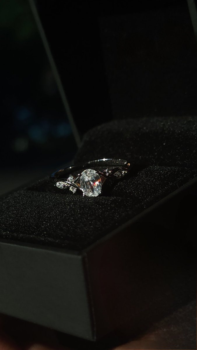 GUYS IM ENGAGED 💍