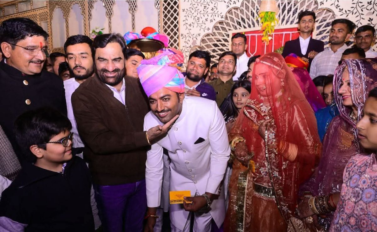 Thansingh Doli की मुस्कान बता रही है असली खुशी बङे भाई Hanuman Beniwal जी के आने से हुई है ।
#marriage #Hanumanbeniwal #Thansing #doli #Barmer