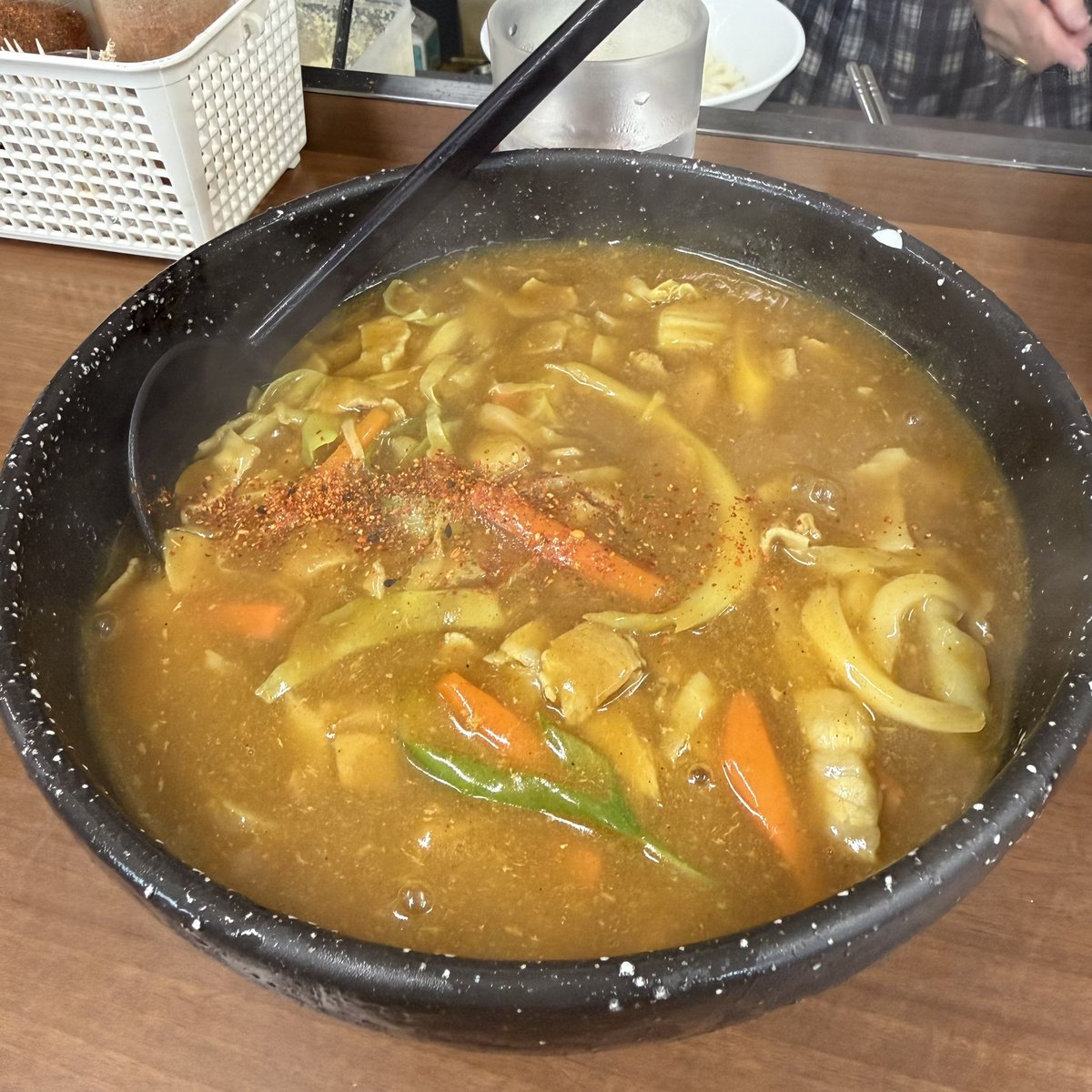 今日のランチは、カレー野菜うどん。
今日からコートを着用。ぬるめ終了。

#2025年カレー野菜うどん31杯目
#2025年肉コロうどん9杯目
#2025年肉野菜うどん9杯目
#2025年山かけオクラ入うどん2杯目
#2025年豚キムチうどん2杯目
#2025年春うどん1杯目
#2025年肉コロきしめん1杯目
#2025年みのや55杯目