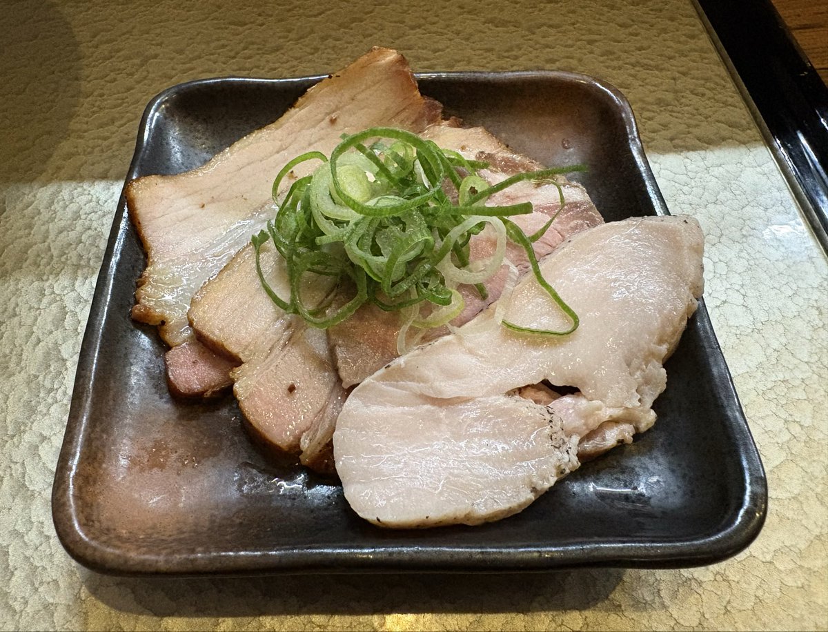 ramalchannel's tweet photo. 『 中華そば 弦月 』
・中華そば  （1000円）
・トッピング焼豚  （350円）
厳選した素材を贅沢に使用した
スープは深い味わいで最高に美味い🍜
３種の焼豚もそれぞれ特徴があり
麺スープとも相性抜群で大満足！！
かなり美味しい一杯です😋

#中華そば弦月
#中華そば
#静岡ラーメン
#静岡市 https://t.co/ULkXti88kn