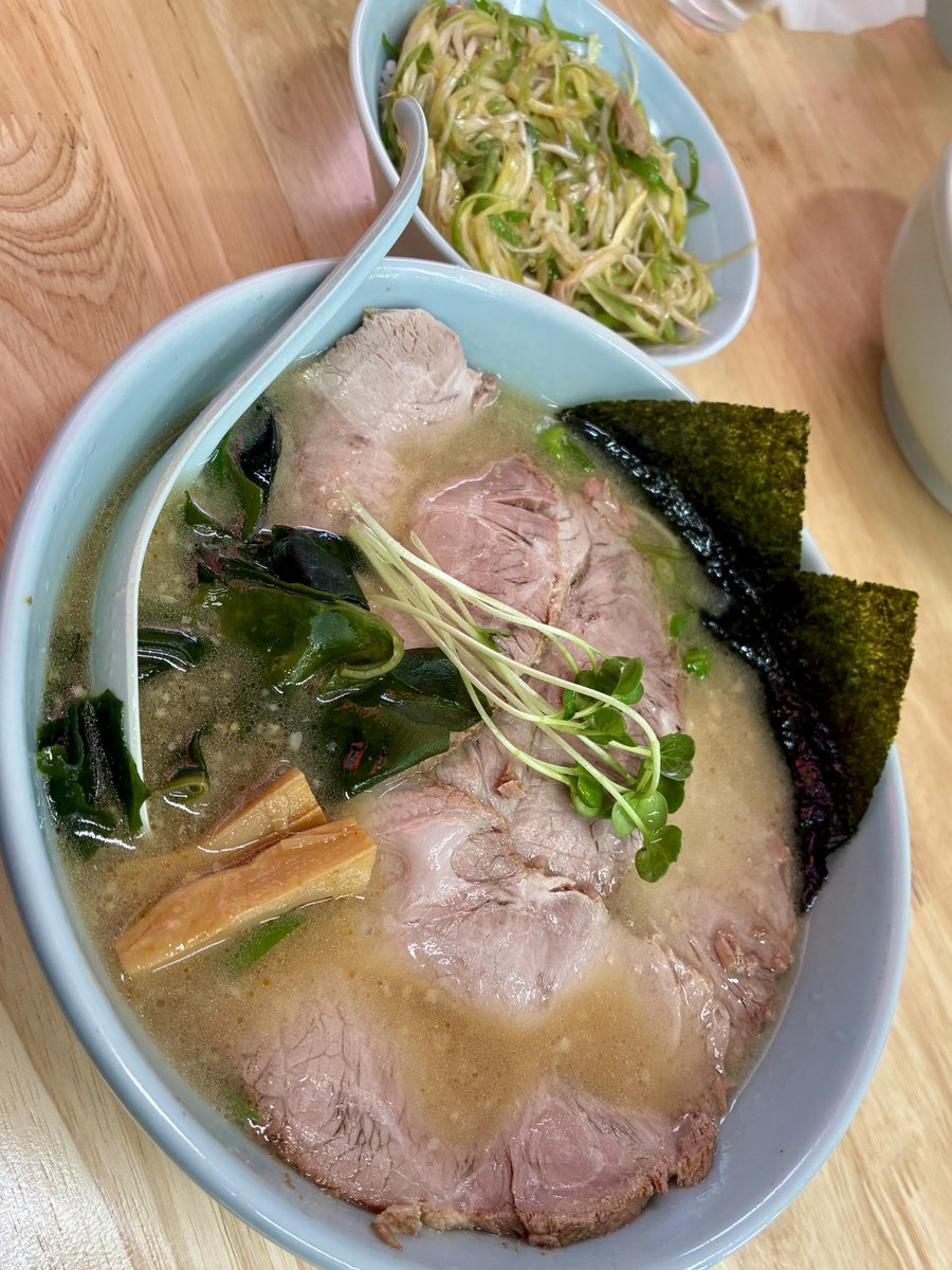 BABA_MUTEKI's tweet photo. ラーメンショップ 卒島店@小山市
醤油チャーシューメン
ミニネギ丼

朝6時スタートのピンクの外観がエッチなラーショ🩷

とん骨ビンビンなスープに醤油のカエシが絶妙🎶すする心地いい柔めな細麺🥳
食べ応え抜群なチャーシュー🌈
卓上アイテムも豊富で💯

シャキシャキのネギ丼食べたら腹パン🙏🏾
ゴッ様 https://t.co/OewTMK8Mml
