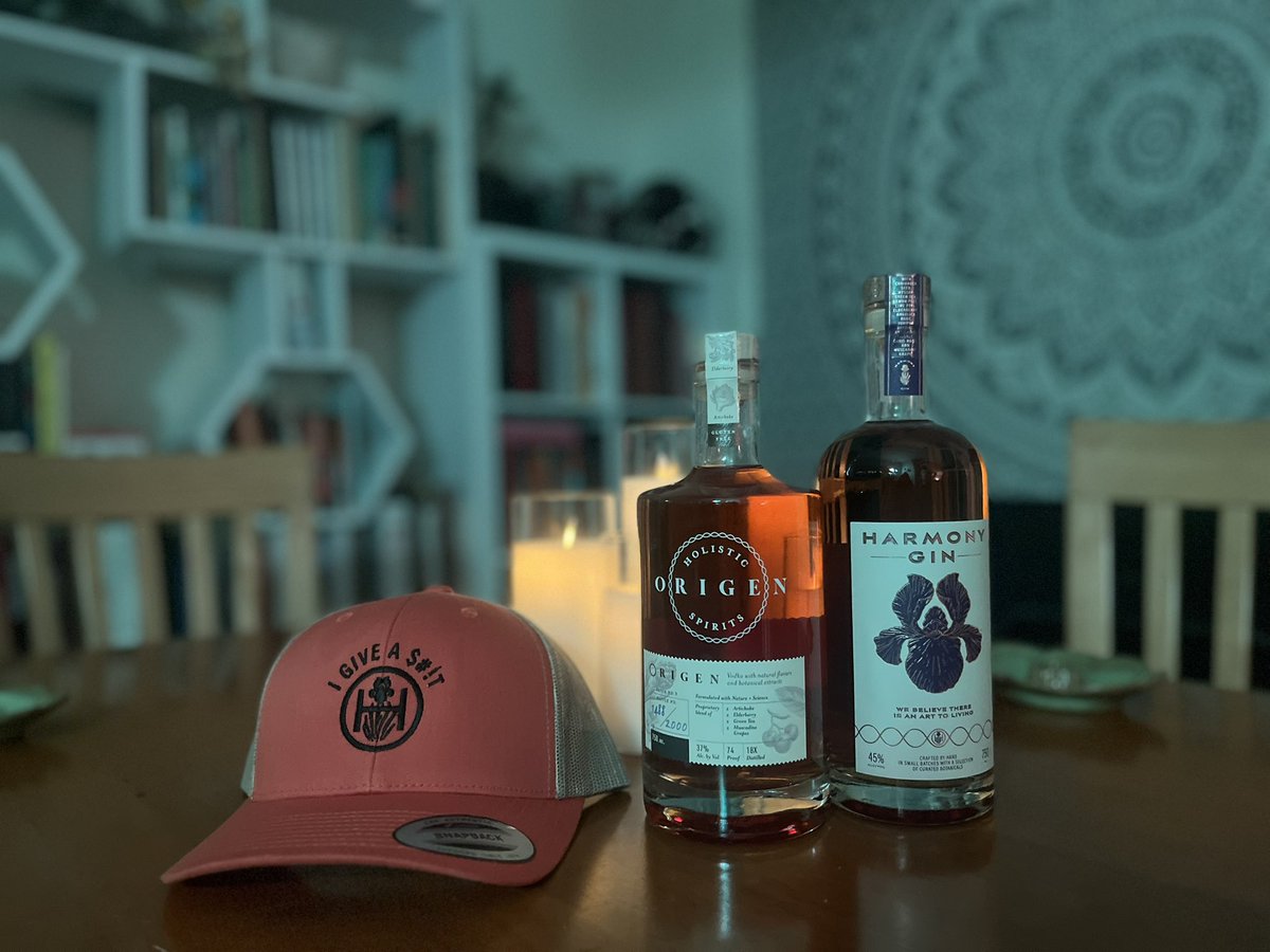 CoachPerry_ST's tweet image. Fellow Texan @WoodyHarrelson makes a good bottle. Thanks @CalvertConor for the Holiday Cheer!