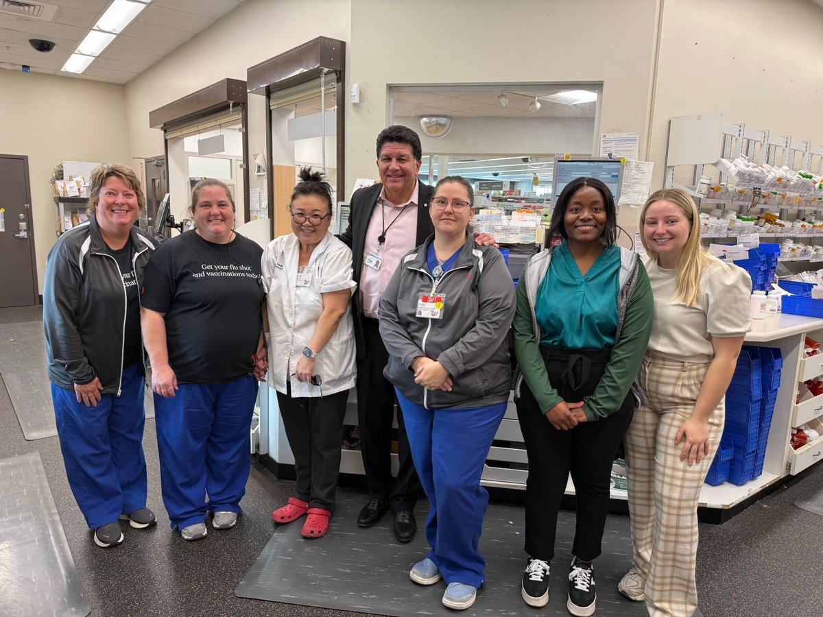 PSWpharmacists's tweet image. 💚#MemberMonday 💚 Walgreens – Cudahy

PSW’s Kate Hartkopf with APPE students Annabel Bochat and Ornelle Tientcheu learned about PExT, the RxOM technician role, and PharmStart pathways that strengthen care and careers.
#PharmacyTechnicians #WorkforceDevelopment #PatientCare