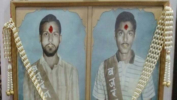 हम न भूले हैं.... न हम कभी भूलेंगे 🪔🚩

अयोध्या में गुम्बद पर सबसे पहले भगवा झंडा फहराने वाले बंधु रामकुमार कोठारी एवं शरद कोठारी जी जहां अपने झंडा लहराया था,
वही भूमि आज फिर गौरव गढ़ने को तैयार है।

अमर हुतात्माओं को कोटि कोटि नमन 🚩🚩🚩