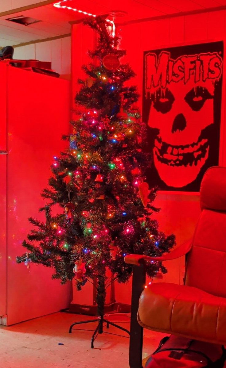 GN! My tree isn't wearing a skirt 😉