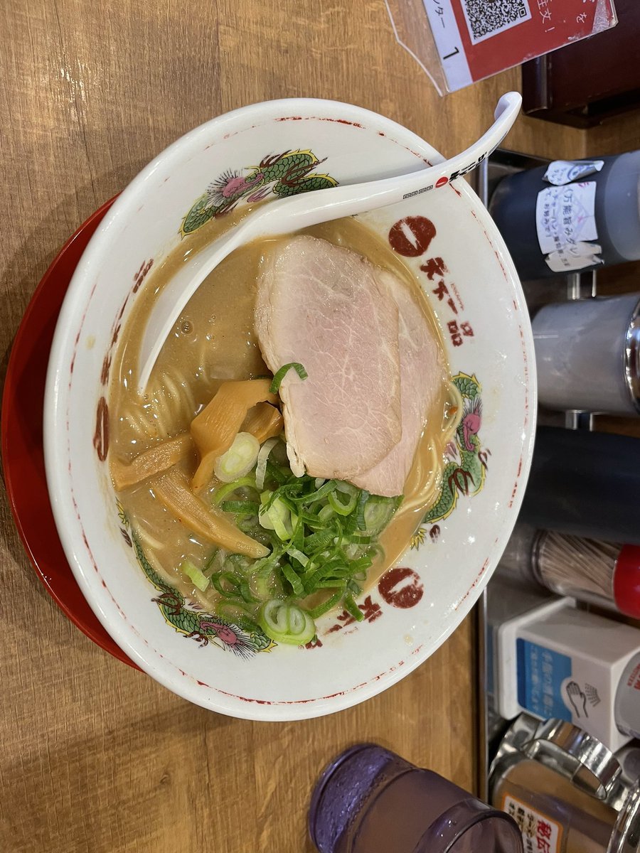 yone_mee's tweet photo. 日帰り大阪グルメ旅3泊4日1有給in広島行ってきた。大阪のお好み焼き。ジャンプショップのローの立ち位置本来ナルトとかが来る所。あと初めて天下一品食べためっちゃ美味しかった！ https://t.co/rNb3Zrx3Rv