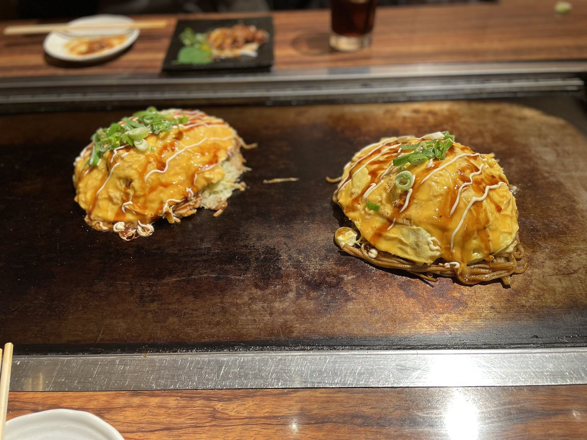 yone_mee's tweet photo. 日帰り大阪グルメ旅3泊4日1有給in広島行ってきた。大阪のお好み焼き。ジャンプショップのローの立ち位置本来ナルトとかが来る所。あと初めて天下一品食べためっちゃ美味しかった！ https://t.co/rNb3Zrx3Rv