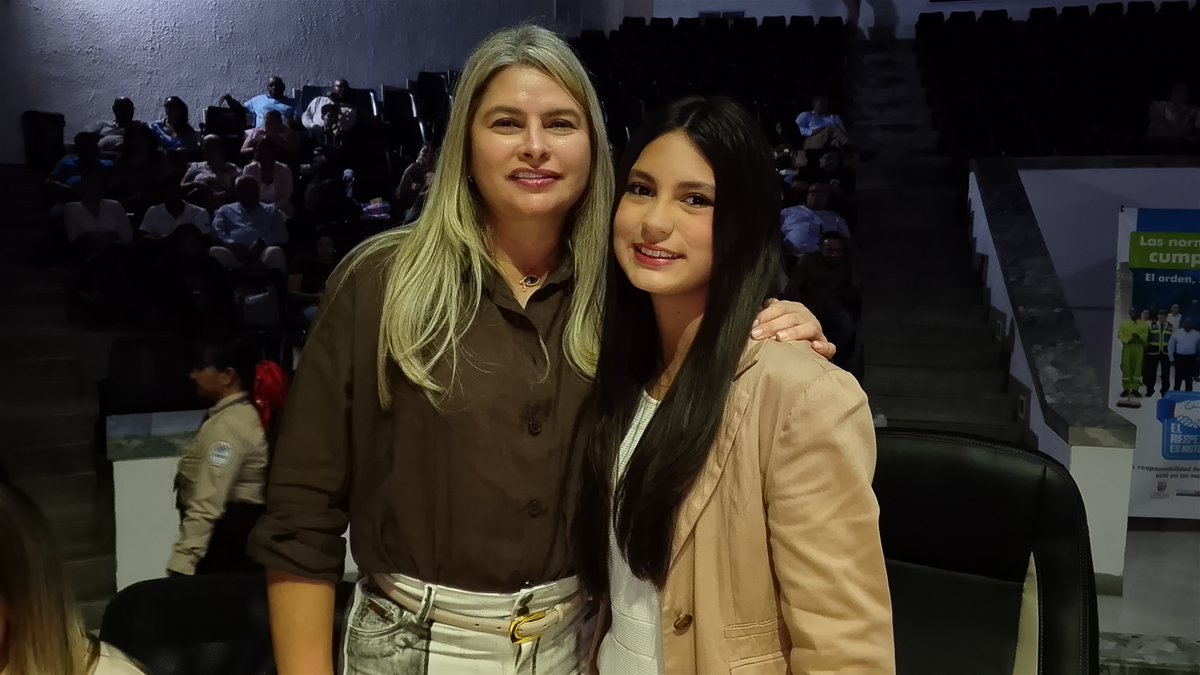 Acompañé la entrega de credenciales a los nuevos Consejeros y Consejeras de Juventud, y especialmente a los representantes de Nueva Generación – La U. Su liderazgo será clave para impulsar una agenda juvenil que fortalezca la participación y la proyección de Cali. 💛💙🌿