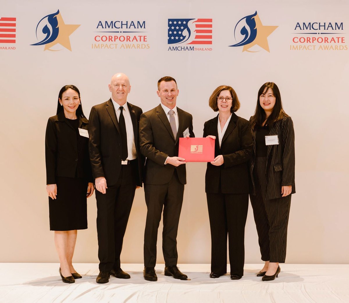 🏆 เอ็กซอนโมบิลคว้ารางวัล AMCHAM Corporate Impact Award 2025 รางวัลองค์กรที่มีความรับผิดชอบต่อสังคมดีเด่นจาก #AMCHAM 🌍 รางวัลนี้สะท้อนถึงความมุ่งมั่นของเราในการยกระดับคุณภาพชีวิต 📚 ผ่านโครงการส่งเสริมการศึกษา และสร้างคุณค่าที่ยั่งยืนให้กับชุมชน  #SustainableFuture