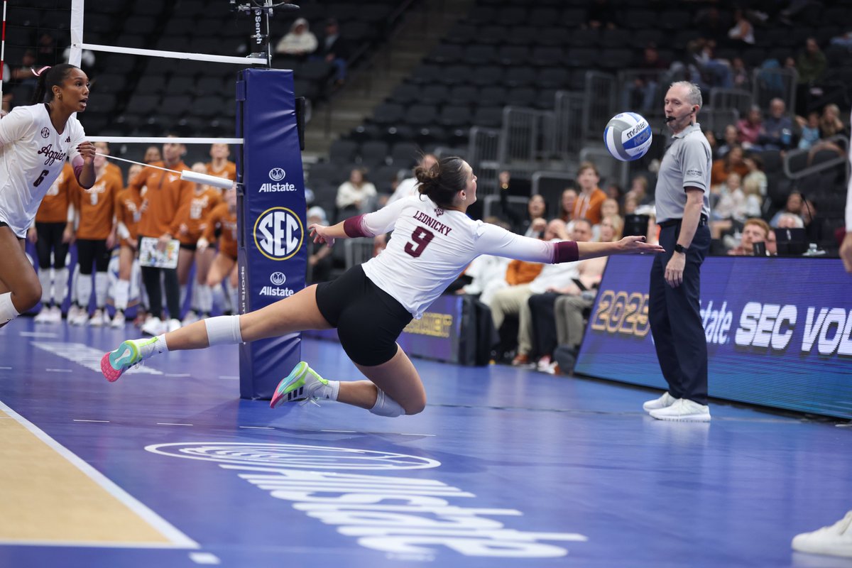 AggieVolleyball's tweet image. Staying in the game👊

👍1-2🐂
S4: 15-19

#GigEm // #AggieVB