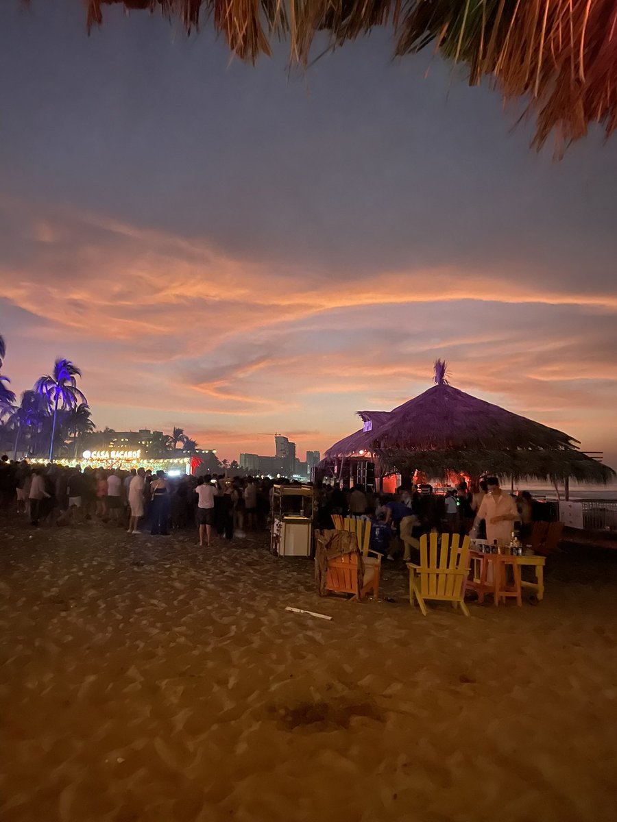<a href="/DosEquisMx/">DosEquisMx</a> Lista para disfrutar de los amaneceres de Acapulco #MeUrgeTropico #DosEquisMeLleva 🔥