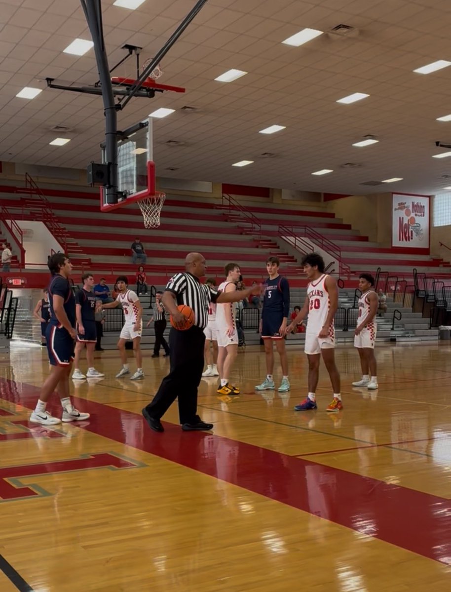 wbrayhs's tweet image. 📣BIG TEXAN ENERGY⚡️
🏀TEXANS 63
Other Team 62
Let’s GO TEXANS!🏀