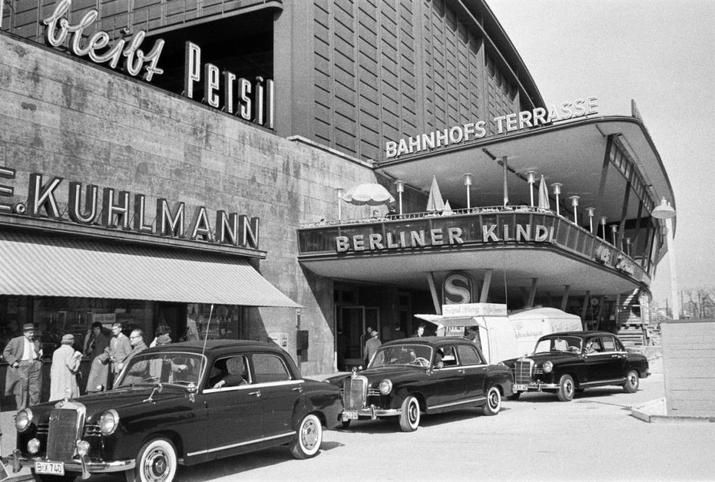 Historisches Foto vom "Bahnhof Zoo", an dem man sich früher zum ersten Date traf
