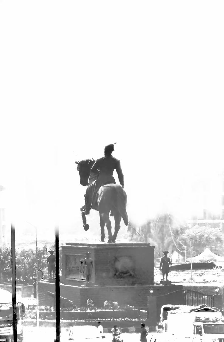 keshavadevarao's tweet image. dream of Jayishnu Maharashtra:

Without winning back the North,
Shivprabhu departed for his divine abode.

To claim victory, the army surged forth 
it drank the waters of Chambal and Yamuna,
bathed in the Ganga,
and marched across the Shatadru and the Vitasta.

Crossing every…