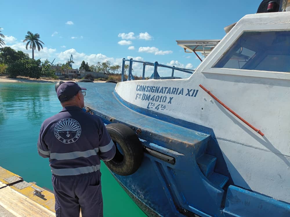 RCBClass's tweet image. Especialistas de la Sociedad Clasificadora realizan la verificación estructural y operativa de embarcaciones en servicio, evaluando condiciones físicas, sistemas de seguridad y cumplimiento de normativas marítimo-portuarias.