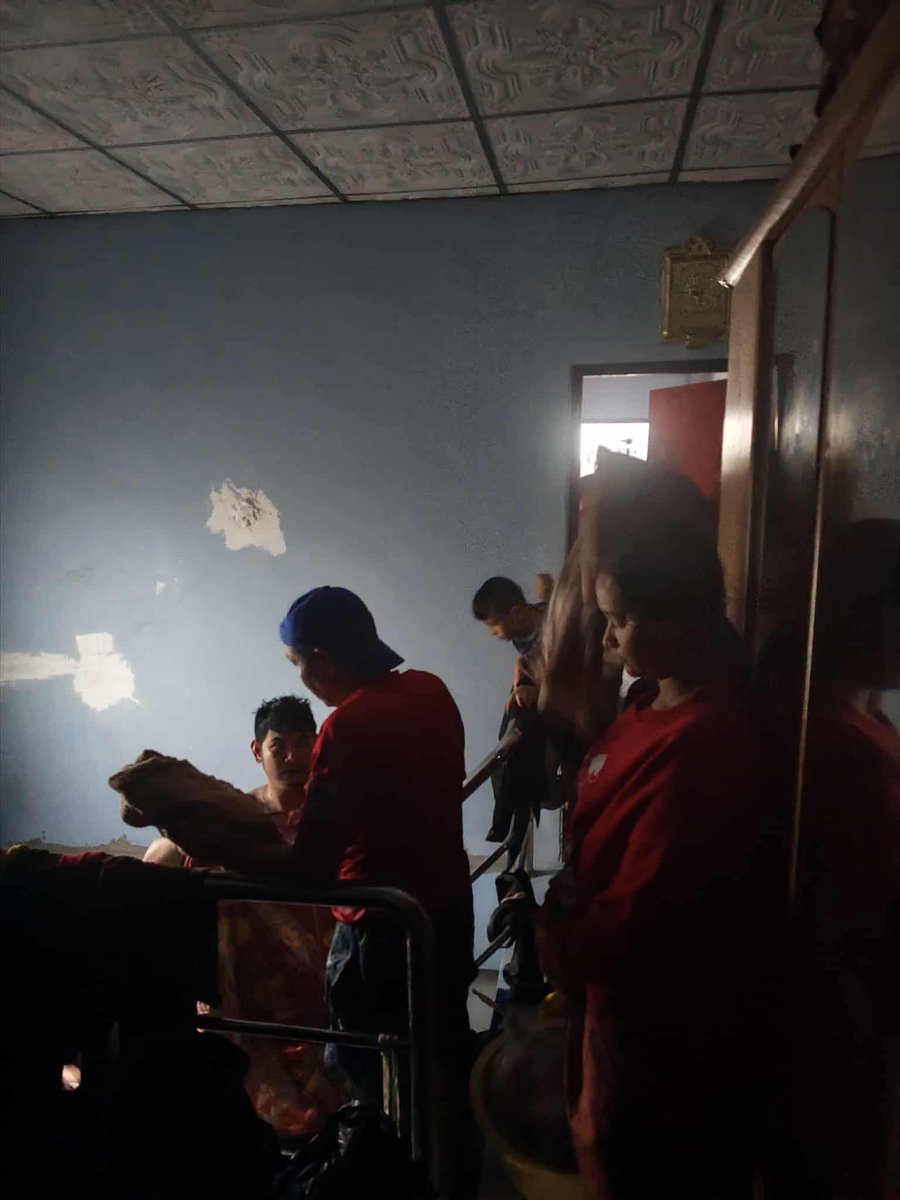 MoMoTang29's tweet image. 🆘ขอความช่วยเหลือครับ🆘แฟนผมและญาติๆติดอยู่บริเวณ ชั้น2 ของบ้าน 
**จำนวน 30 กว่าคน** มีผู้ใหญ่ เด็กเล็ก
ตอนนี้น้ำกำลังขึ้นถึงชั้น 2 แล้วครับ 
ยังไม่มีหน่วยงานเข้าไปช่วยเหลือ 
&amp;gt;&amp;gt;บ้านเลขที่ 24 ซอย1 รัตนอุทิศ สายกลาง เขต8&amp;lt;&amp;lt;
-สัญญาณไม่มี แบตกำลังจะหมด ‼️