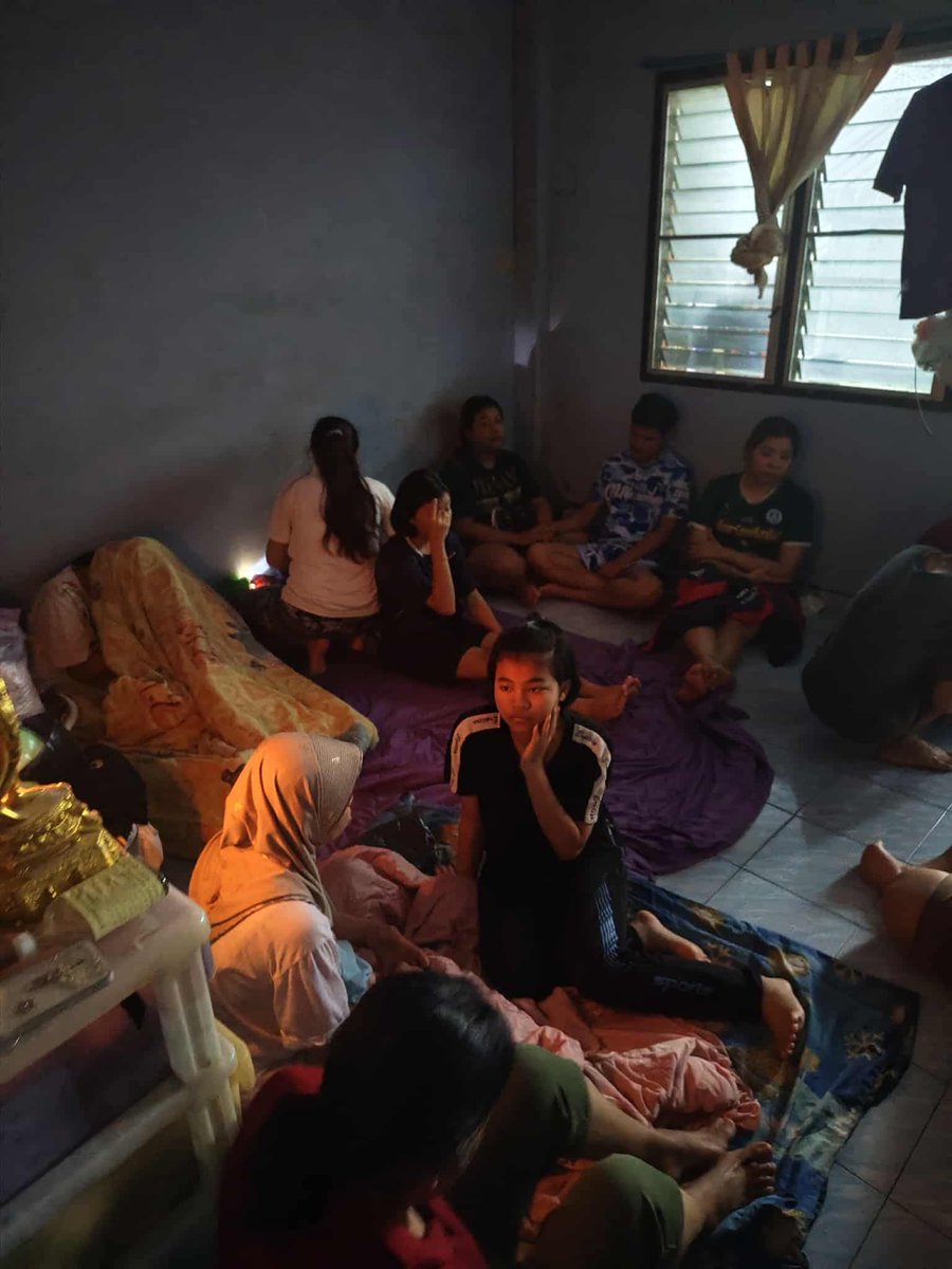 MoMoTang29's tweet image. 🆘ขอความช่วยเหลือครับ🆘แฟนผมและญาติๆติดอยู่บริเวณ ชั้น2 ของบ้าน 
**จำนวน 30 กว่าคน** มีผู้ใหญ่ เด็กเล็ก
ตอนนี้น้ำกำลังขึ้นถึงชั้น 2 แล้วครับ 
ยังไม่มีหน่วยงานเข้าไปช่วยเหลือ 
&amp;gt;&amp;gt;บ้านเลขที่ 24 ซอย1 รัตนอุทิศ สายกลาง เขต8&amp;lt;&amp;lt;
-สัญญาณไม่มี แบตกำลังจะหมด ‼️