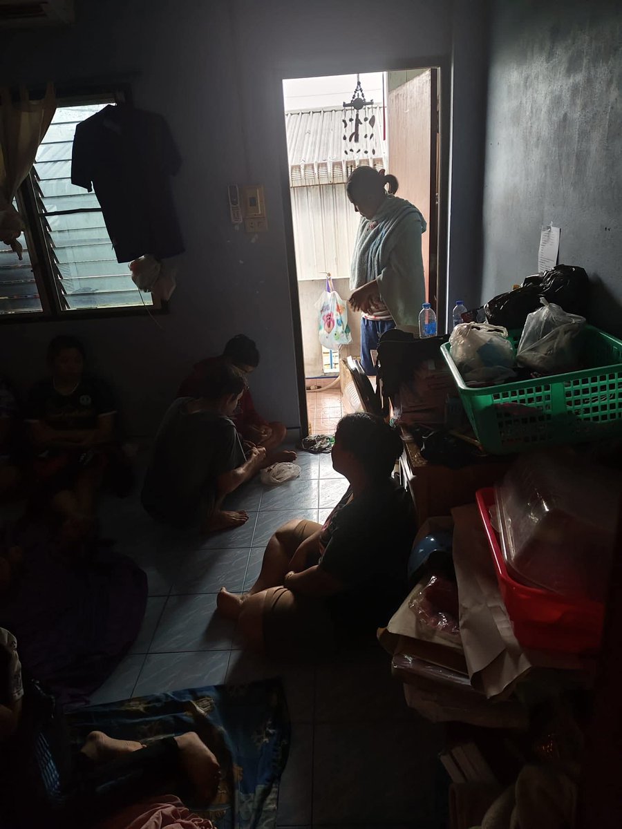 MoMoTang29's tweet image. 🆘ขอความช่วยเหลือครับ🆘แฟนผมและญาติๆติดอยู่บริเวณ ชั้น2 ของบ้าน 
**จำนวน 30 กว่าคน** มีผู้ใหญ่ เด็กเล็ก
ตอนนี้น้ำกำลังขึ้นถึงชั้น 2 แล้วครับ 
ยังไม่มีหน่วยงานเข้าไปช่วยเหลือ 
&amp;gt;&amp;gt;บ้านเลขที่ 24 ซอย1 รัตนอุทิศ สายกลาง เขต8&amp;lt;&amp;lt;
-สัญญาณไม่มี แบตกำลังจะหมด ‼️