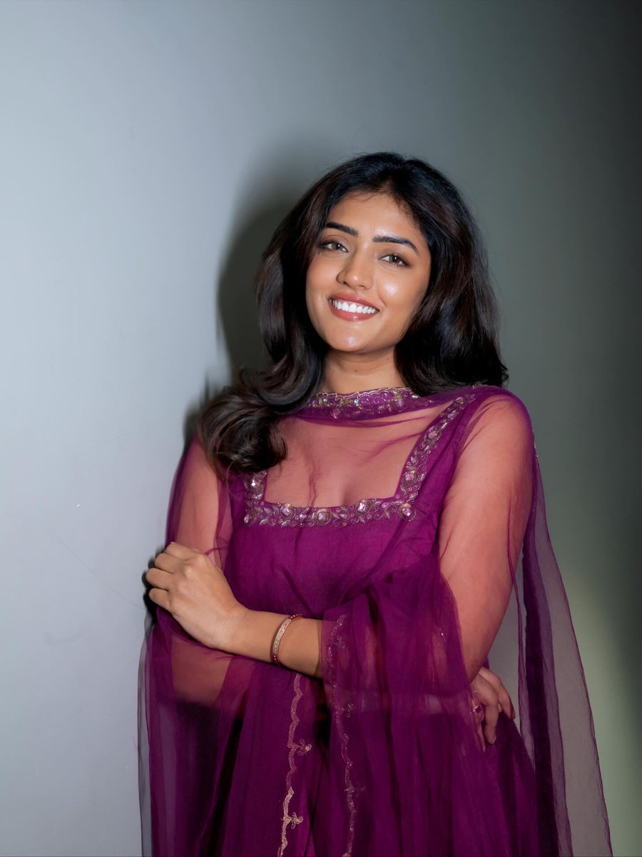 SooriyanFMlk's tweet image. #EeshaRebba #sooriyanfm #Actress 
மூன்றே வினாடி அவளை கண்டாலே
நெஞ்சை தாக்கும் மின்சாரம்.