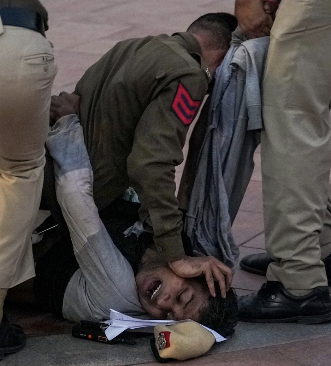 KumaarSaagar's tweet image. कल से ये फोटो वायरल है।

लेकिन सच क्या है,वो आपको नहीं पता।

ये निकम्मा व्यक्ति महिला पुलिस की आँखों पर Mirch Spray मारकर भाग रहा था।

इसलिए दिल्ली पुलिस ने इसका सही इलाज कर दिया।

Thank You @DelhiPolice 

@CPDelhi @DCPNewDelhi @HMOIndia