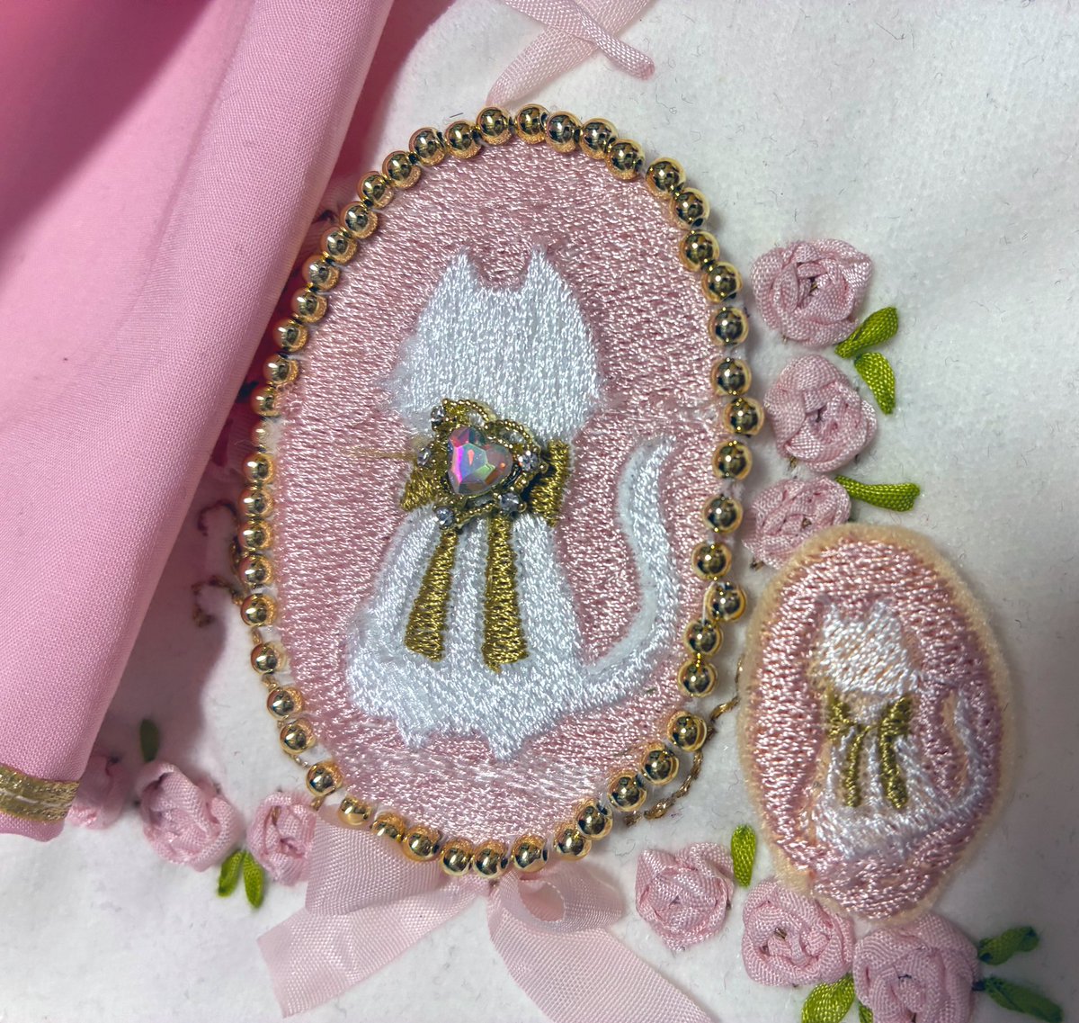 胸元にもちっこい刺繍ブローチ付けるですょー(❁´∀`❁)ﾉ𖤐