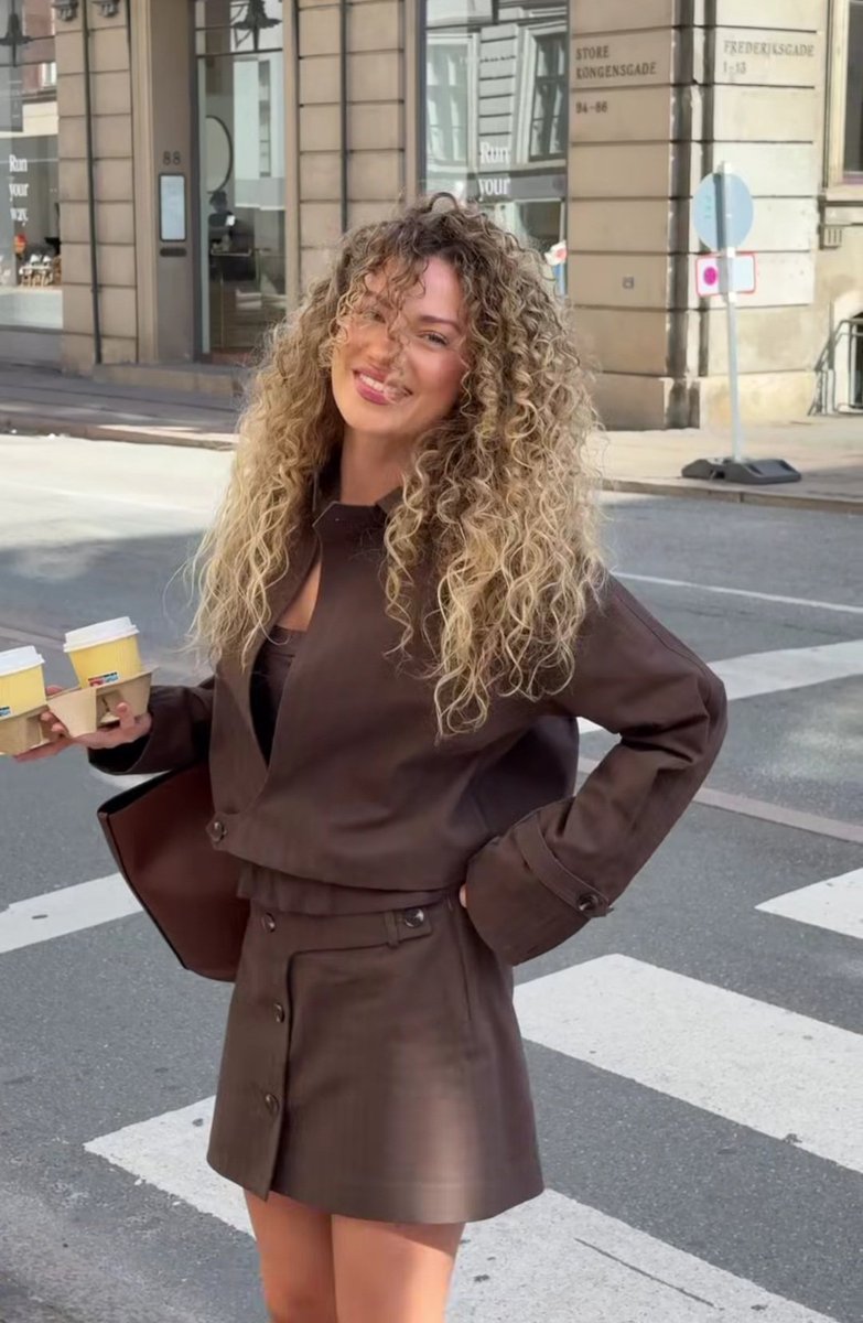 ..
Sevgi; 
Yorgun olduğunda bile seni Gülüm setebilen şeydir...
🪽🌼🌱

#Günaydın 🔆