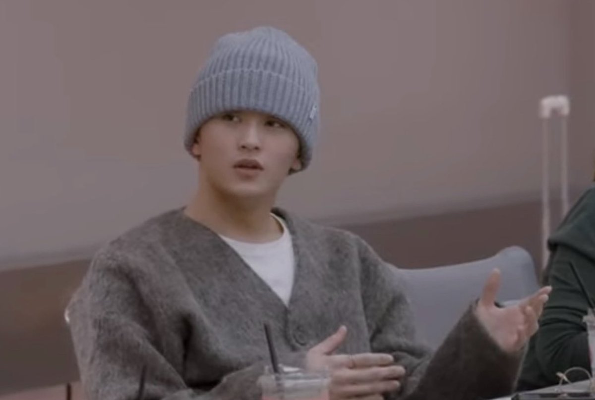 Mark looks really good in relaxed, oversized cardigans.
（The cardigan in the photo is from OUR LEGACY.）