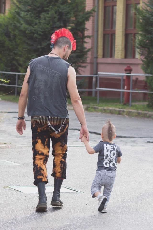 PunkRockStory's tweet image. They&apos;re pilin&apos; in the back seat
They&apos;re generatin&apos; steam heat
Pulsatin&apos; to the back beat
Blitzkrieg Bop

Hey, ho, let&apos;s go
Hey, ho, let&apos;s go

#punk #punks #punkrock #oldschoolpunk #punklegends #ramones #theexploited #history #punkrockhistory