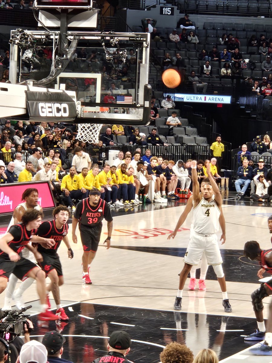 POSCSMF1's tweet photo. @umichbball. Loving the game! https://t.co/bB6aRWn6mw