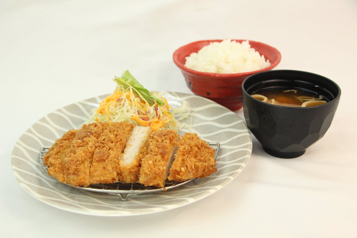 ロースかつ定食が８３０円でご利用いただけます😮💦
ブラックフライデーイベント開催中で２８日まで揚げ物料理が２８％オフにて販売しています（限定メニュー商品）🥰🎉
かな～りお得につきお早めに来てねっ😘
#湯楽 #楽Dining #ブラックフライデー #揚げ物料理