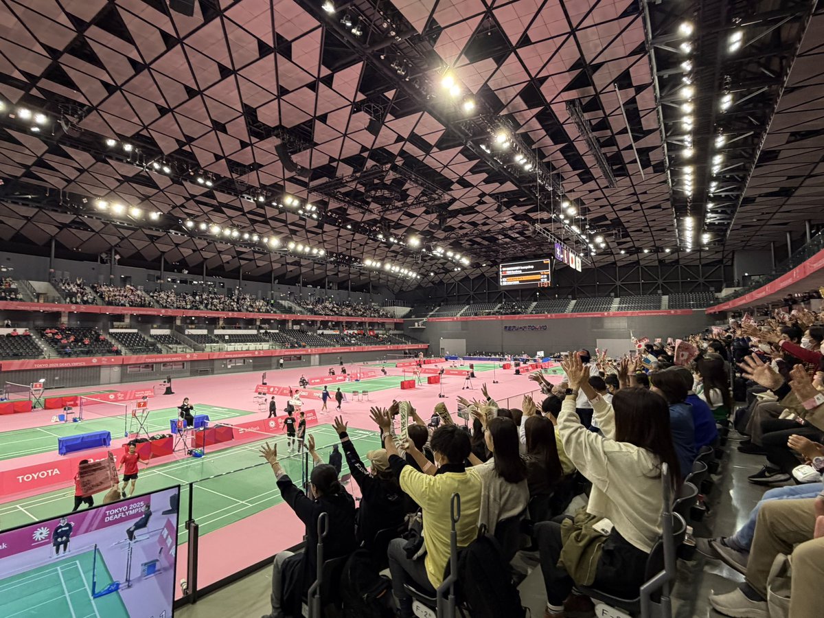 mami_sato's tweet photo. デフリンピック
バドミントン🏸混合団体戦
@京王アリーナ　

日本🇯🇵準決勝3-0で勝ち進み、
午後の決勝へ！！
がんばれ〜🙌🙌🙌

平日ですが、会場は盛り上がってます。
反対側の上の席には子供たちの元気な応援も📣 https://t.co/mKHrGbymfx