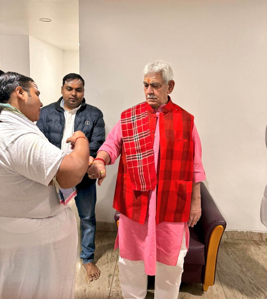 आज प्रातः अपने अभिभावक, जम्मू कश्मीर के माननीय उपराज्यपाल श्री <a href="/manojsinha_/">Manoj Sinha</a> जी के साथ बाबा विश्वनाथ के चरणों में शीश नवाया।

#हर_हर_महादेव