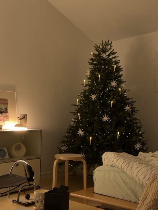 lostyouinmay's tweet image. “only 30 days until christmas 🎅🏻🧣🎄”