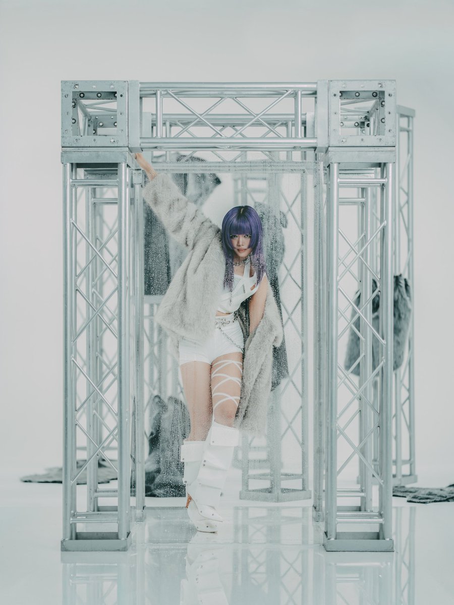 cpy_v1's tweet image. かっこかわいい！！
白似合いすぎてるし髪色とマッチしすぎてる