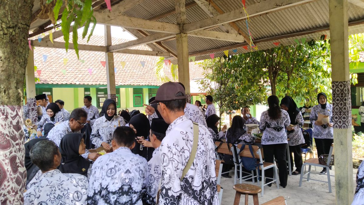 Selasa, 25 November 2025.
Setelah kegiatan upacara HUT. PGRI acara Dilanjut pemotongan tumpeng oleh Bapak Camat Bogorejo Bpk, Ruswanto, ST.

@ariefrohman838 
<a href="/sri/">Sri Kadimisetty</a>.setyorinii 
<a href="/komang/">I komang</a>.gede.irawadi 
@pemkabblora