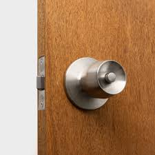 aruma_zirou's tweet image. 熊対策に役に立つのか不明だけど、家で熊を飼っていた経験からいうと、熊はレバー型の押すとひらくタイプのドアは開けられるけど、回さないと空かないドアノブタイプは開けられませんでした。