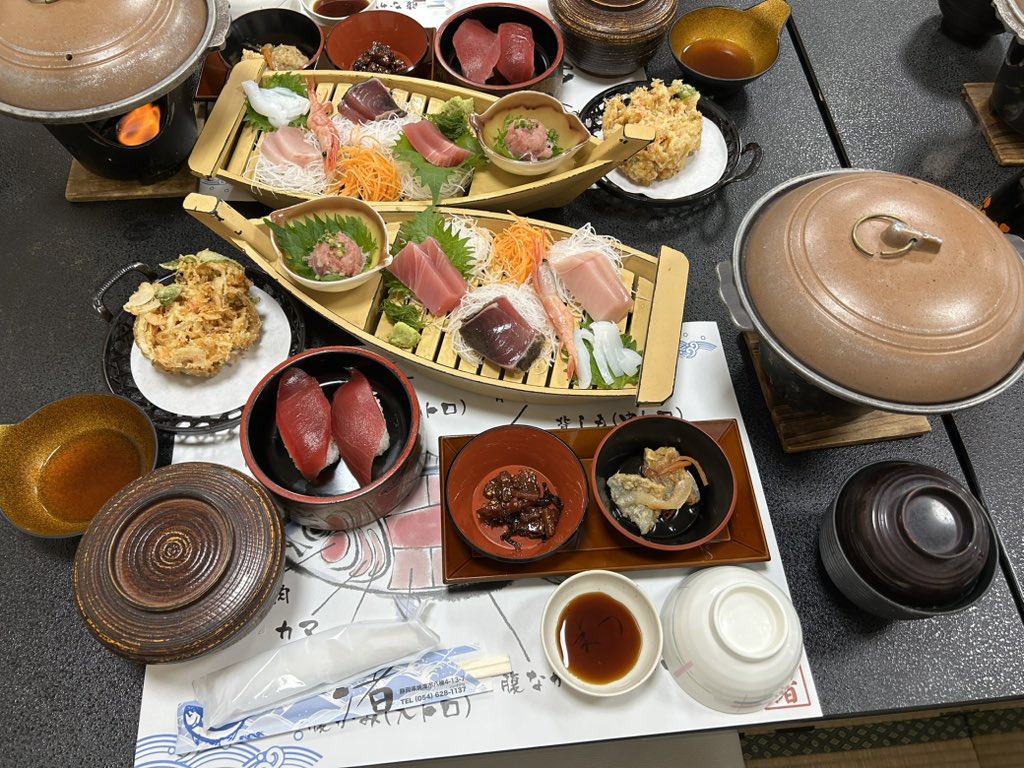 tanakatakeshi's tweet image. 研修旅行の楽しみのひとつはお食事です…。

今日のお昼は、皆様ご存知の焼津さかなセンターの広間で、お魚御膳をいただきました。

皆さんでワイワイ会食のあとは、お魚センターでお買い物…。店員さんの絶妙なトークで、ついつい買い過ぎてしまいますね…🧺。

#質実剛健
#田中健
#未来共創…