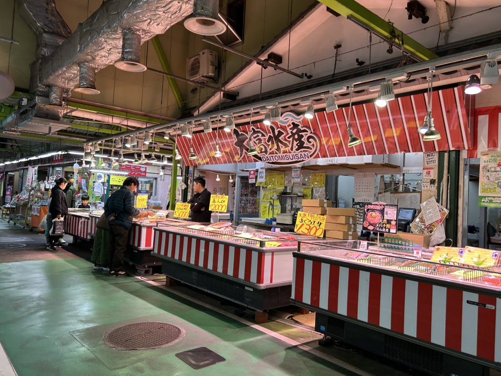 tanakatakeshi's tweet image. 研修旅行の楽しみのひとつはお食事です…。

今日のお昼は、皆様ご存知の焼津さかなセンターの広間で、お魚御膳をいただきました。

皆さんでワイワイ会食のあとは、お魚センターでお買い物…。店員さんの絶妙なトークで、ついつい買い過ぎてしまいますね…🧺。

#質実剛健
#田中健
#未来共創…