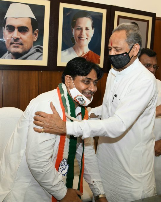 PrateekSai9307's tweet image. डोटासरा कोई अपने दम पर अध्यक्ष नहीं बना है अगर पायलट साहब मानेसर न जाए होते तो कांग्रेस का बूथ अध्यक्ष भी डोटासरा को नहीं जानता पायलट की एक गलती की वजह से यहां पहुंचा है और आज इसके कुछ छछुंदर गहलोत को आंख दिखा रहे है डोटासरा को गहलोत से बड़ा बना रहे है