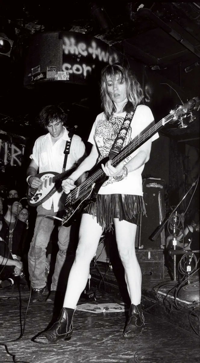 PunkRockStory's tweet image. 39 years ago
Kim Gordon of Sonic Youth with band mate Lee Ranaldo at CBGB, November 1986

Photo by Ebet Roberts

#punk #punks #punkrock #sonicyouth #leeranaldo #kimgordon #cbgb #newyorkcity #history #punkrockhistory
