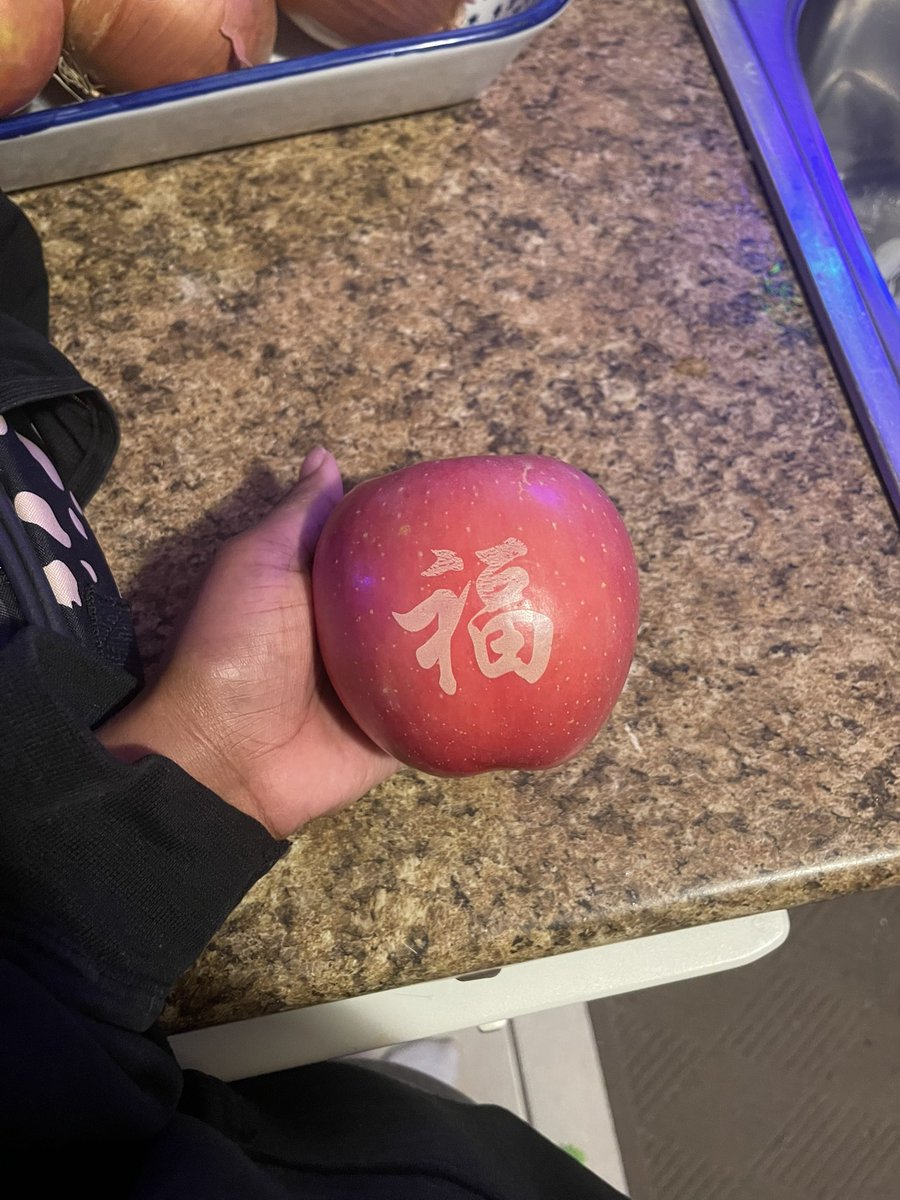 lazyrexic's tweet image. such a gorgeous and huge and tasty apple omgggg