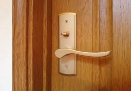 aruma_zirou's tweet image. 熊対策に役に立つのか不明だけど、家で熊を飼っていた経験からいうと、熊はレバー型の押すとひらくタイプのドアは開けられるけど、回さないと空かないドアノブタイプは開けられませんでした。