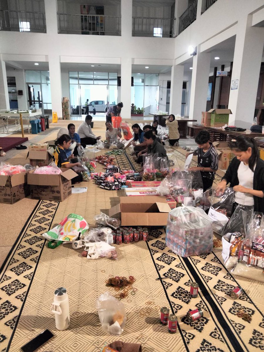 beonnnieteamsup's tweet image. สถานการณ์น้ำท่วมที่หาดใหญ่รุนแรงกว่าที่พวกเราคาดไว้มาก 🥲

เมื่อวานทีมงานได้พยายามติดต่อศูนย์ช่วยเหลือที่มหาวิทยาลัยสงขลานครินทร์เพื่อบริจาคสิ่งของ แต่พบว่าการนำส่งสิ่งของเข้าไปในพื้นที่หาดใหญ่มีความยากลำบากอย่างมาก เนื่องจากถนนหลายสายถูกน้ำท่วม…