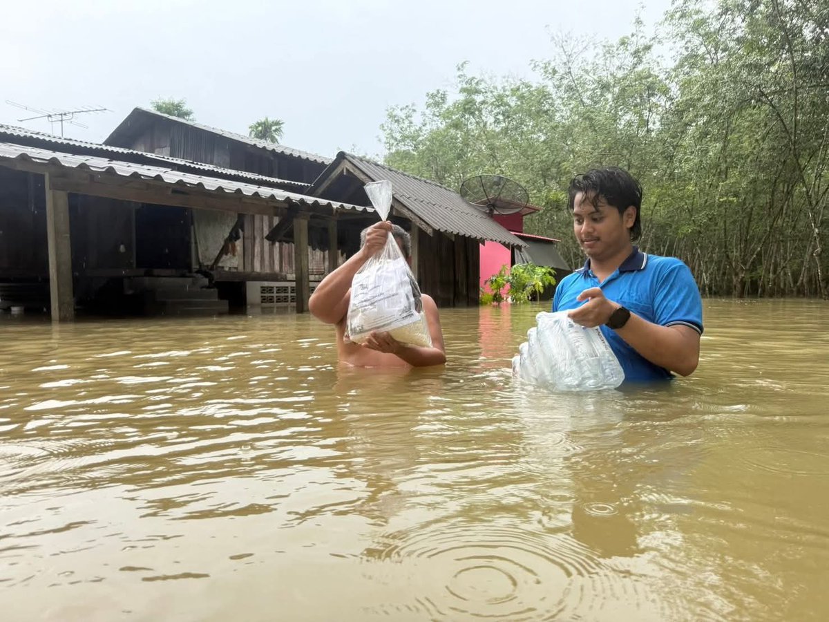 beonnnieteamsup's tweet image. สถานการณ์น้ำท่วมที่หาดใหญ่รุนแรงกว่าที่พวกเราคาดไว้มาก 🥲

เมื่อวานทีมงานได้พยายามติดต่อศูนย์ช่วยเหลือที่มหาวิทยาลัยสงขลานครินทร์เพื่อบริจาคสิ่งของ แต่พบว่าการนำส่งสิ่งของเข้าไปในพื้นที่หาดใหญ่มีความยากลำบากอย่างมาก เนื่องจากถนนหลายสายถูกน้ำท่วม…