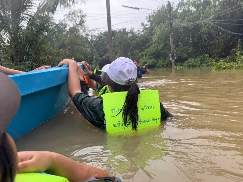 beonnnieteamsup's tweet image. สถานการณ์น้ำท่วมที่หาดใหญ่รุนแรงกว่าที่พวกเราคาดไว้มาก 🥲

เมื่อวานทีมงานได้พยายามติดต่อศูนย์ช่วยเหลือที่มหาวิทยาลัยสงขลานครินทร์เพื่อบริจาคสิ่งของ แต่พบว่าการนำส่งสิ่งของเข้าไปในพื้นที่หาดใหญ่มีความยากลำบากอย่างมาก เนื่องจากถนนหลายสายถูกน้ำท่วม…