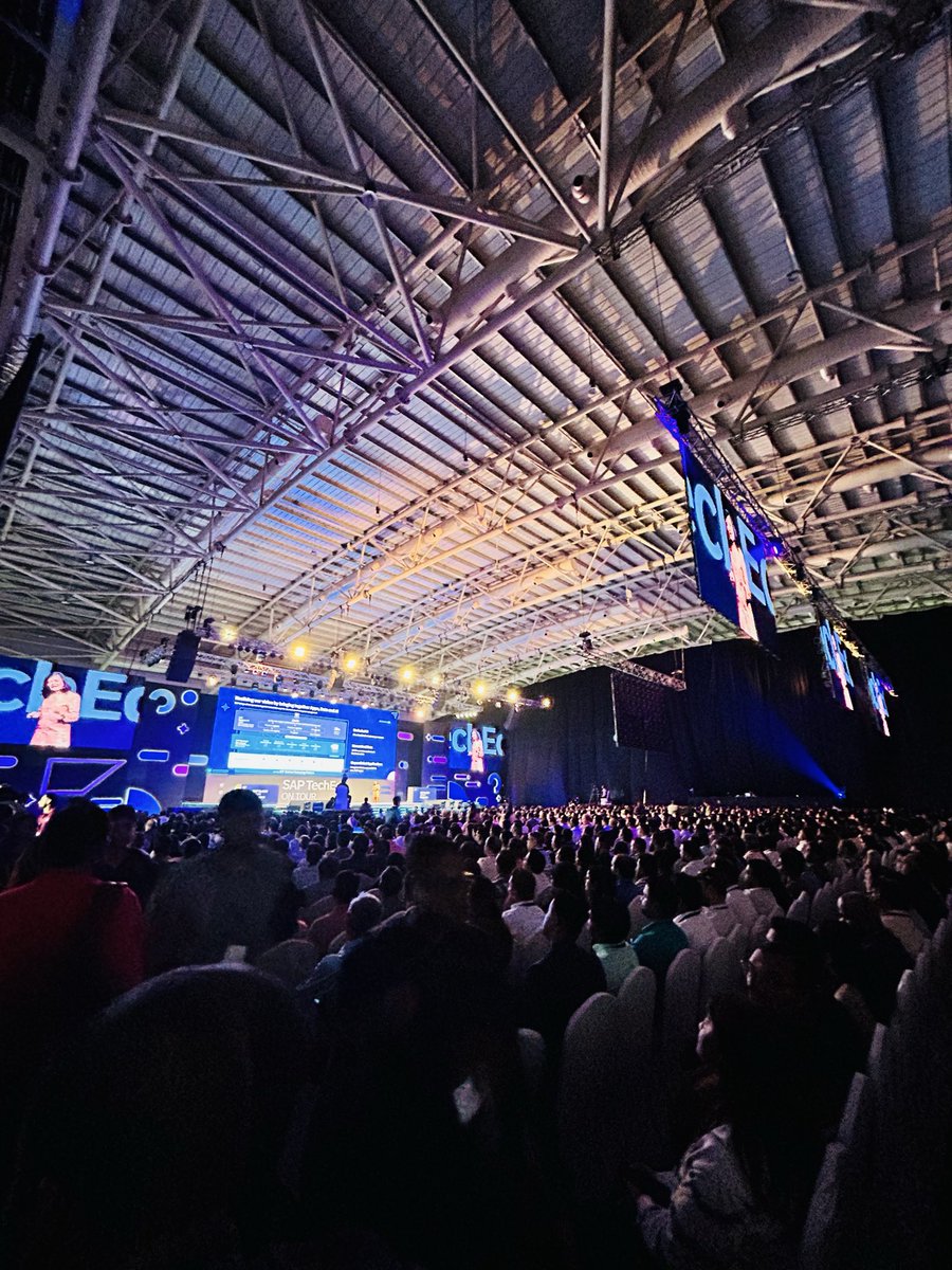 vartika1598's tweet photo. Full house at #SAPTechEd Day 1! ⚡️
Live on stage, @gangadharansind for the Teched keynote. Join us now!!!
#SAPTechEd #SAP #SAPTechEdonTour
#SAPBangalore https://t.co/hNiPCIqlyQ